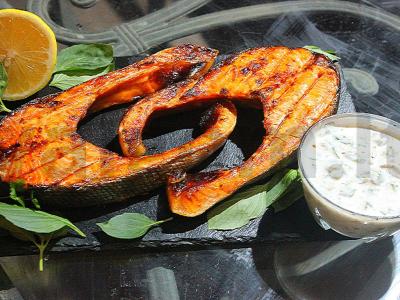 Lašišos steikai ant anglių su tartaro padažu pagrindine nuotrauka