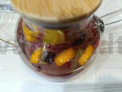 Karštas gėrimas su apelsinu ir spanguolėmis pagrindine nuotrauka