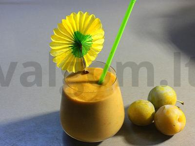 Pieno-slyvų kokteilis pagrindine nuotrauka