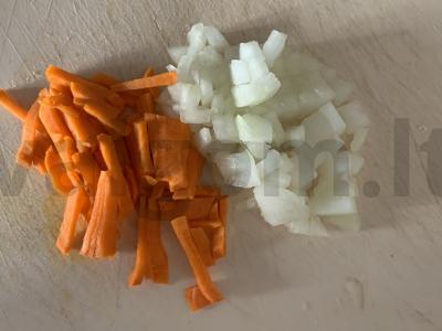 Sriuba su makaronais, kiaušiniu ir daržovėmis Žingsnis 2