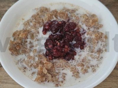 Kasha su pienu ir grikių dribsniais pagrindine nuotrauka