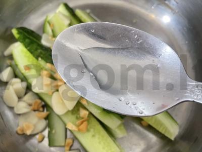 Sukrėsti agurkai su žemės riešutų trupiniais Žingsnis 4