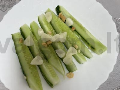 Sukrėsti agurkai su žemės riešutų trupiniais pagrindine nuotrauka