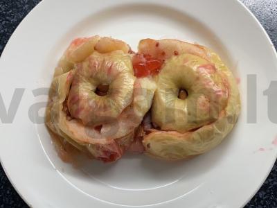 Kepti obuoliai su aviečių džemu, kumkvatu ir riešutais pagrindine nuotrauka