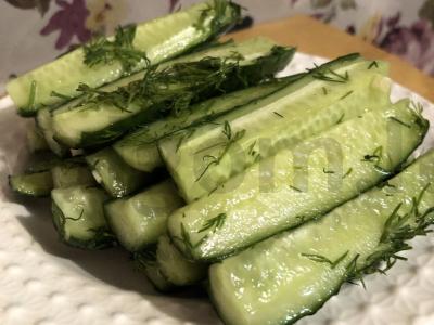 Užkandžių agurkai su česnaku pagrindine nuotrauka