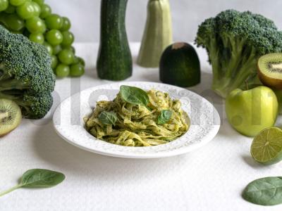 Makaronai grietinėlės ir špinatų padaže pagrindine nuotrauka