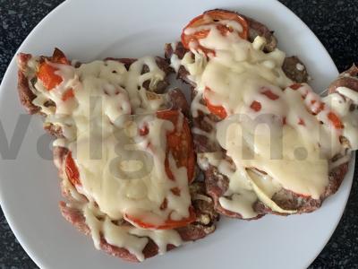 Kiauliena su daržovėmis ir sūriu orkaitėje pagrindine nuotrauka