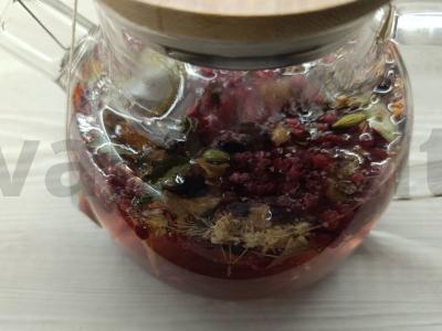 Žolelių gėrimas su avietėmis pagrindine nuotrauka