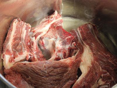 Harcho su graikiniais riešutais ir tkemali padažu Žingsnis 1