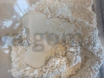 Kvietiniai pampuškai su džiovintu česnaku ir krapais Žingsnis 3