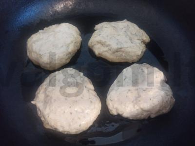 Kvietiniai pampuškai su džiovintu česnaku ir krapais Žingsnis 4