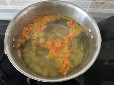 Sriuba su koldūnais ir džiovintomis žolelėmis Žingsnis 6