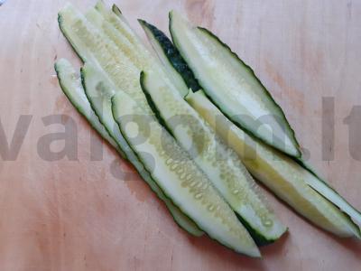 Greiti sūdyti agurkai su baziliku, estragonu ir česnaku Žingsnis 1