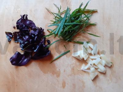 Greiti sūdyti agurkai su baziliku, estragonu ir česnaku Žingsnis 2