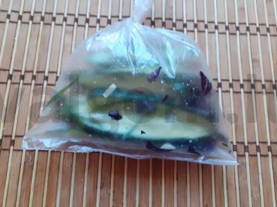 Greiti sūdyti agurkai su baziliku, estragonu ir česnaku Žingsnis 4