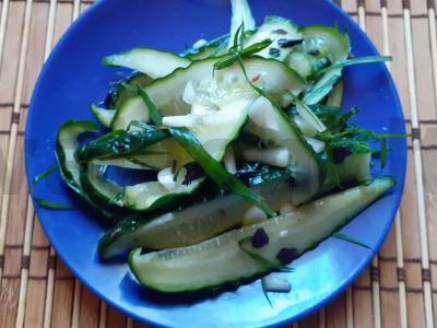 Greiti sūdyti agurkai su baziliku, estragonu ir česnaku pagrindine nuotrauka