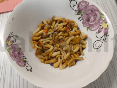 Salotas su marinuotais pievagrybiais ir sūriu Žingsnis 2