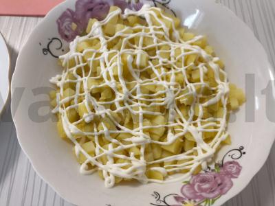 Salotas su marinuotais pievagrybiais ir sūriu Žingsnis 3