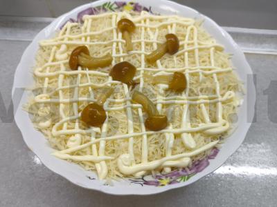 Salotas su marinuotais pievagrybiais ir sūriu Žingsnis 6