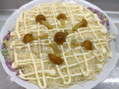 Salotas su marinuotais pievagrybiais ir sūriu pagrindine nuotrauka