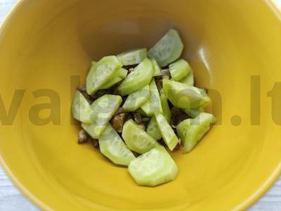 Salotos su vištienos filė ir sūdytais krekeriais Žingsnis 4