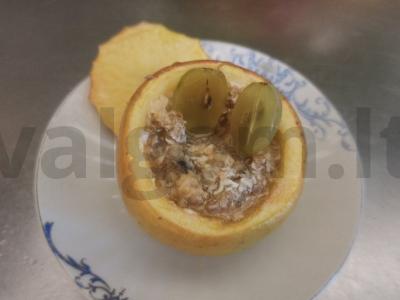 Keptas obuolys su muesli ir pieno saldainiu pagrindine nuotrauka