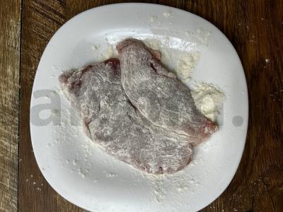 Kiaulienos šnicelis džiūvėsėliuose keptuvėje Žingsnis 1