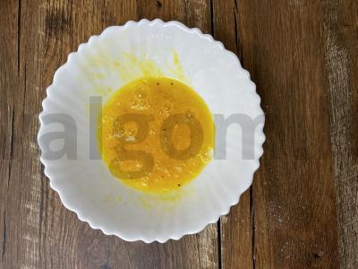 Kiaulienos šnicelis džiūvėsėliuose keptuvėje Žingsnis 2