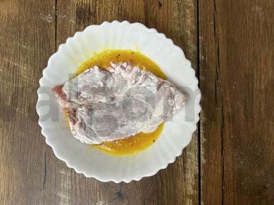 Kiaulienos šnicelis džiūvėsėliuose keptuvėje Žingsnis 3