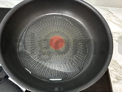 Kiaulienos šnicelis džiūvėsėliuose keptuvėje Žingsnis 5