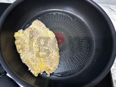 Kiaulienos šnicelis džiūvėsėliuose keptuvėje Žingsnis 6