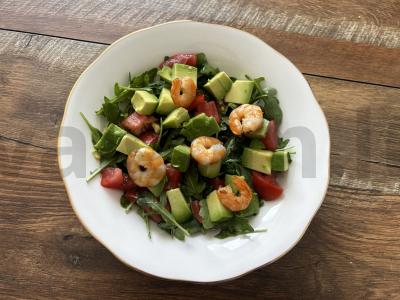Salotas su rukola, avokadu ir krevetėmis pagrindine nuotrauka