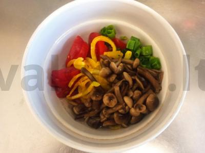 Salotas su grybais, pomidoru ir marinuotais svogūnais Žingsnis 3