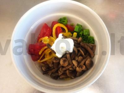 Salotas su grybais, pomidoru ir marinuotais svogūnais Žingsnis 4