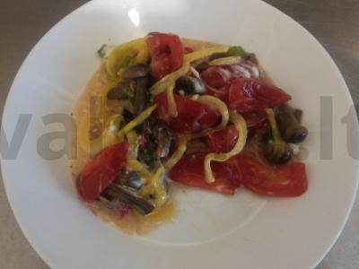 Salotas su grybais, pomidoru ir marinuotais svogūnais pagrindine nuotrauka