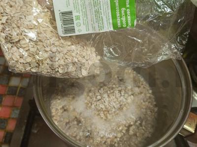 Avižinė košė su džiovintais slyvomis pusryčiams Žingsnis 1