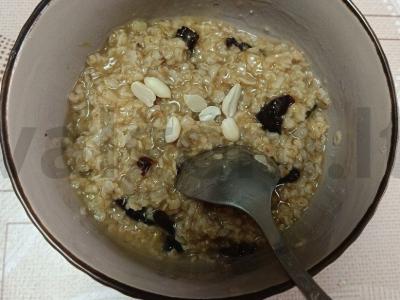 Avižinė košė su džiovintais slyvomis pusryčiams pagrindine nuotrauka