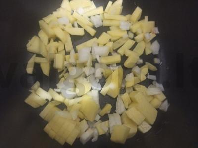 Vištienos sultinys su bulvėmis ir skrudinta duona Žingsnis 1