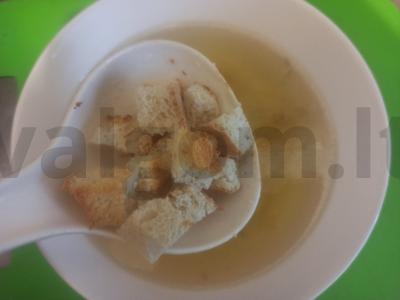 Vištienos sultinys su bulvėmis ir skrudinta duona Žingsnis 6