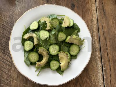 Salotos su špinatais, avokadu ir upėtakiu Žingsnis 4