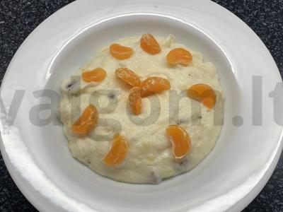 Manų košė su bananais ir džiovintais vaisiais pagrindine nuotrauka