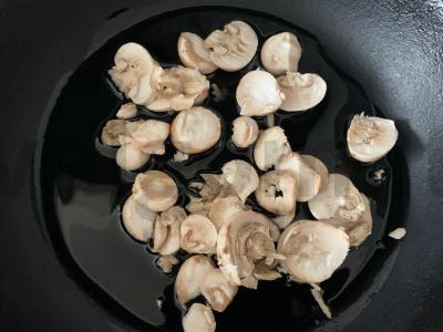 Pomidorų, sūrio, pievagrybių ir krapų salotas Žingsnis 1