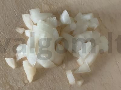 Pomidorų, sūrio, pievagrybių ir krapų salotas Žingsnis 2