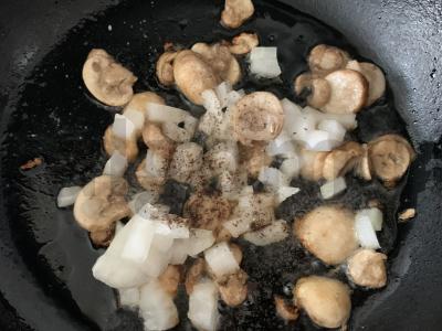 Pomidorų, sūrio, pievagrybių ir krapų salotas Žingsnis 3