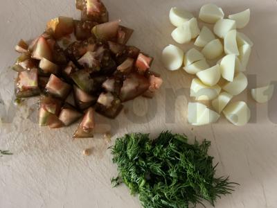 Pomidorų, sūrio, pievagrybių ir krapų salotas Žingsnis 4