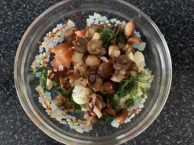 Pomidorų, sūrio, pievagrybių ir krapų salotas Žingsnis 5