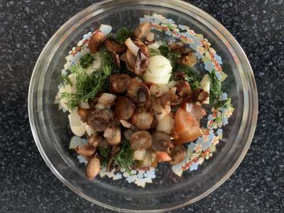 Pomidorų, sūrio, pievagrybių ir krapų salotas Žingsnis 6