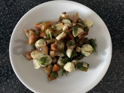 Pomidorų, sūrio, pievagrybių ir krapų salotas Žingsnis 7