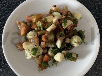 Pomidorų, sūrio, pievagrybių ir krapų salotas pagrindine nuotrauka