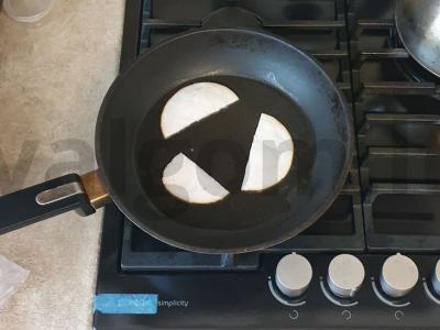 Švelnus omletas su mėsa, sūriu ir žaliu svogūnu Žingsnis 4